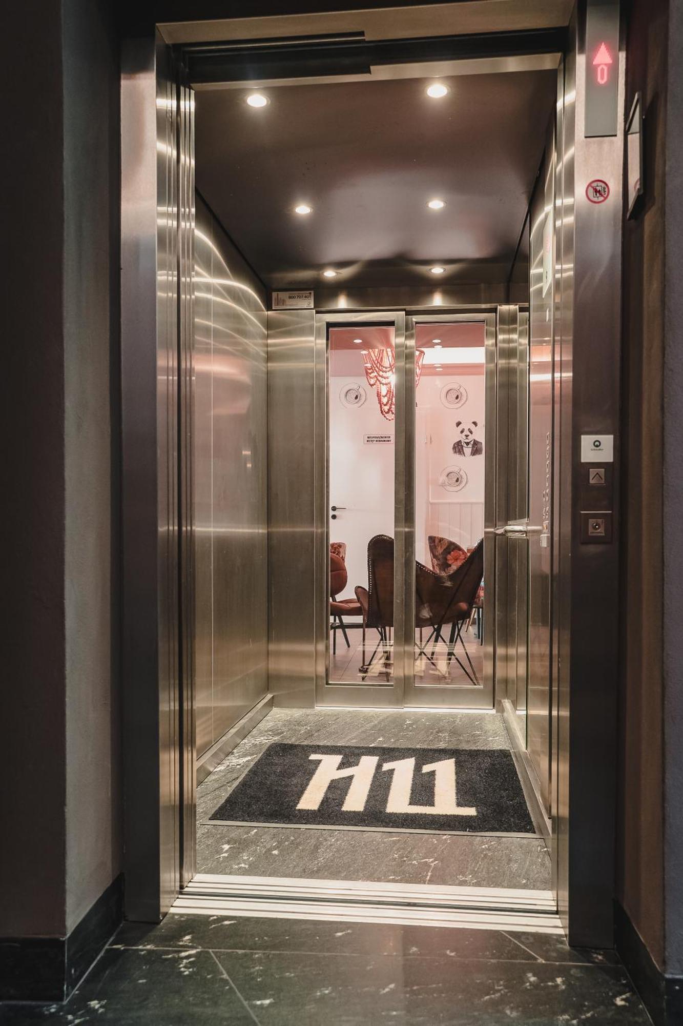 H11 Aparthotel Cracóvia Exterior foto A residential elevator