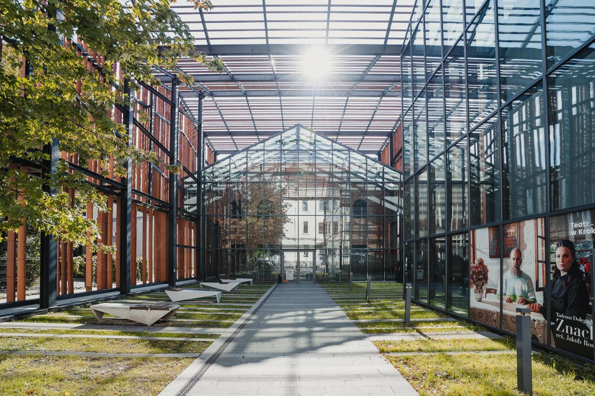 H11 Aparthotel Cracóvia Exterior foto The new building of the university library